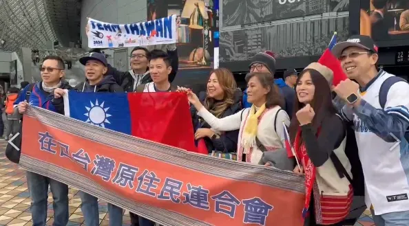 張奕阿姨（右2）也前往應援。（圖／中天新聞）