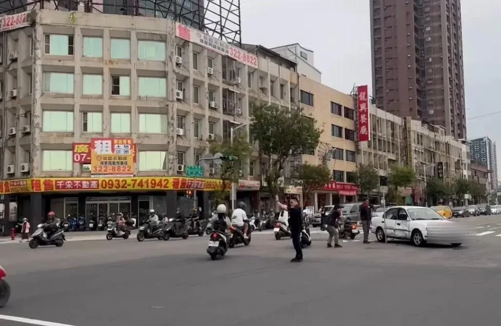 林男駕駛自小客車欲左轉，與機車騎士陳男及後座6歲女童發生碰撞。（圖／翻攝畫面）