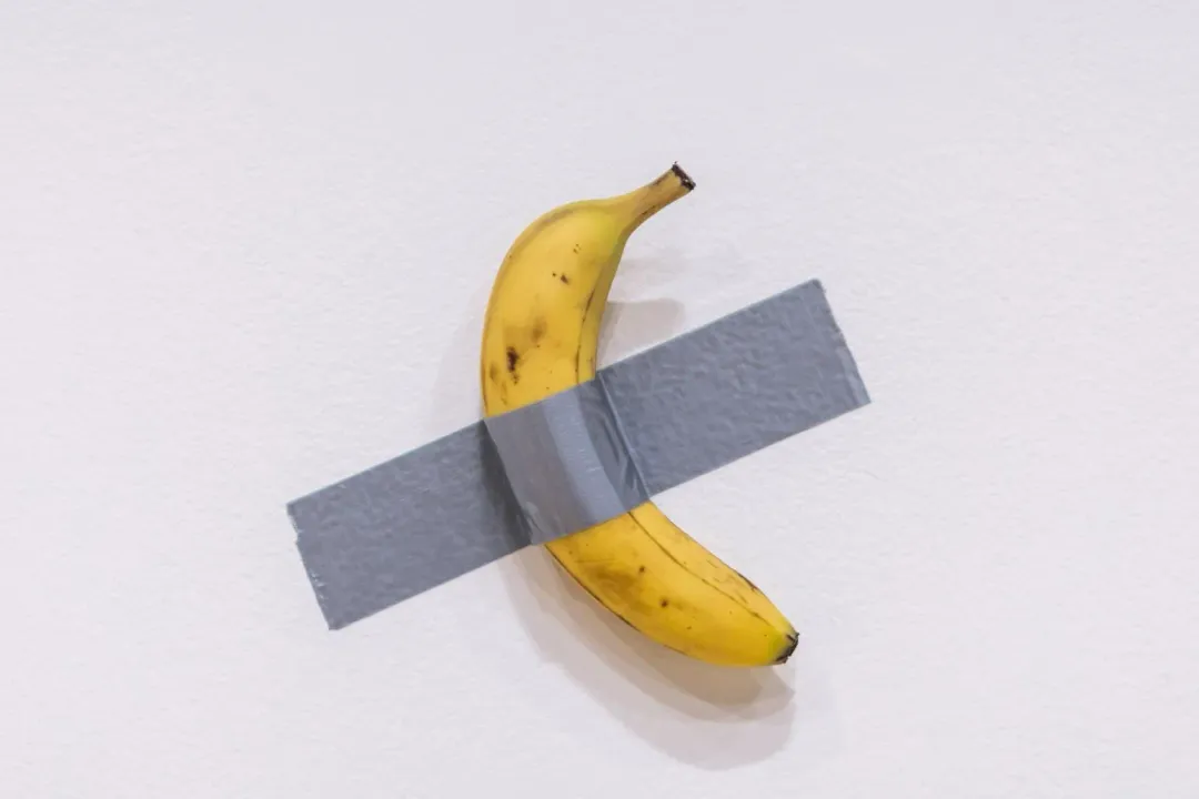 義大利藝術家卡特蘭(Maurizio Cattelan)的標誌性作品《喜劇演員》(Comedian)。(圖/美聯社)