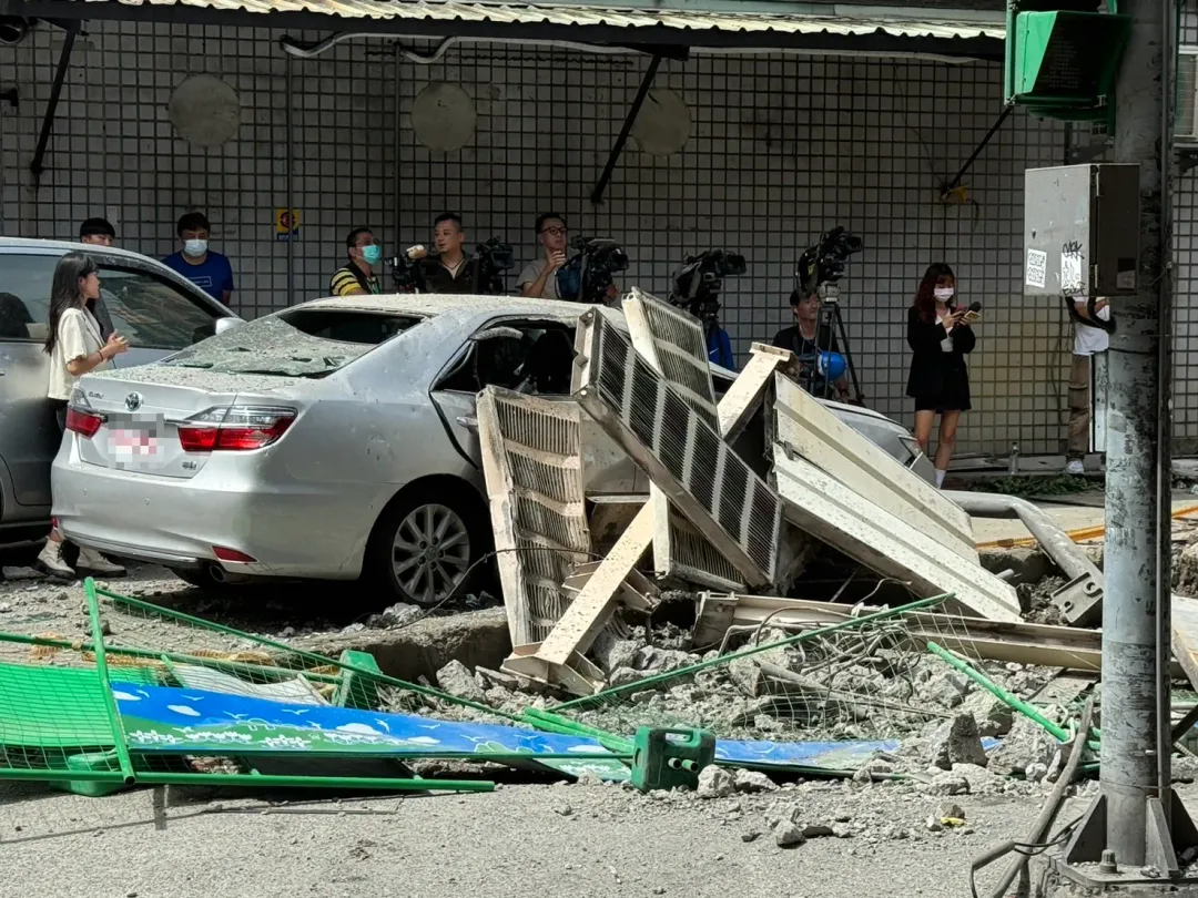 橋上掉落的碎石和護欄砸壞下方停放的車輛（圖／記者陳奕廷攝）