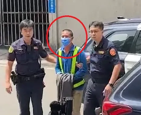 肇事的洪姓司機（左2）才剛入職就因意外被捕，面臨公共危險罪指控和大筆罰鍰。（圖／中天新聞）