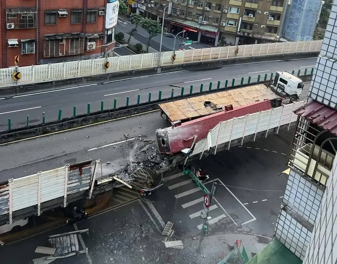 新北市府相關單位緊急在14天內修復橋樑，維持雙北交通順暢。（圖／翻攝自記者爆料網）