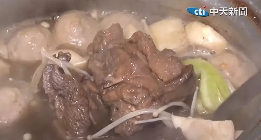 網友好奇羊肉爐、薑母鴨店的員工跟老闆夏天沒營業都在幹嘛。(圖/中天新聞)