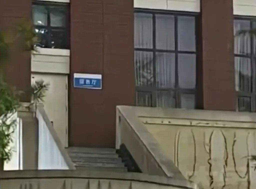 事發畫面在大陸社群平台引發熱議，不少人到該處樓梯拍照打卡，戲稱該事件為「赤壁之戰」、樓梯為「情人坡」。（圖／翻攝自微博@搜狐視頻）