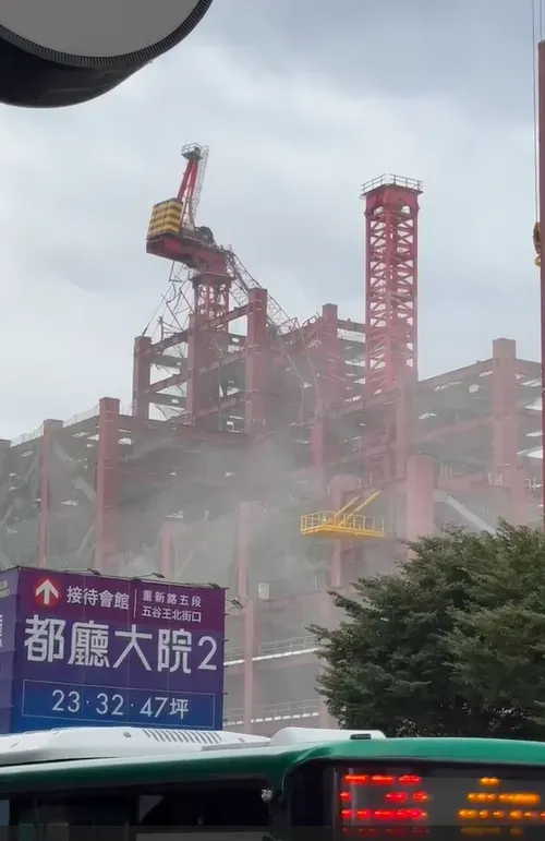 新北三重一處工地今天發生2吊塔掉落。（圖／翻攝自記者爆料網）