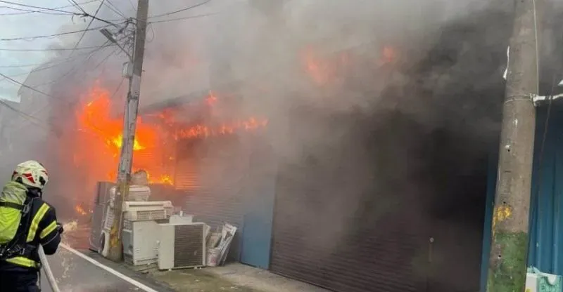 桃園市八德區高城二街22日清晨突發火警,幸無人傷亡。( 圖/翻攝畫面)