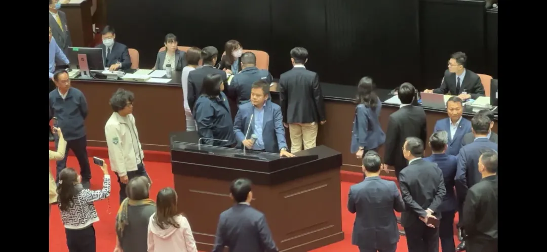 莊瑞雄不滿國民黨提「停止討論」衝上前用水壺狂砸發言台。(圖/黃詩崴攝)
