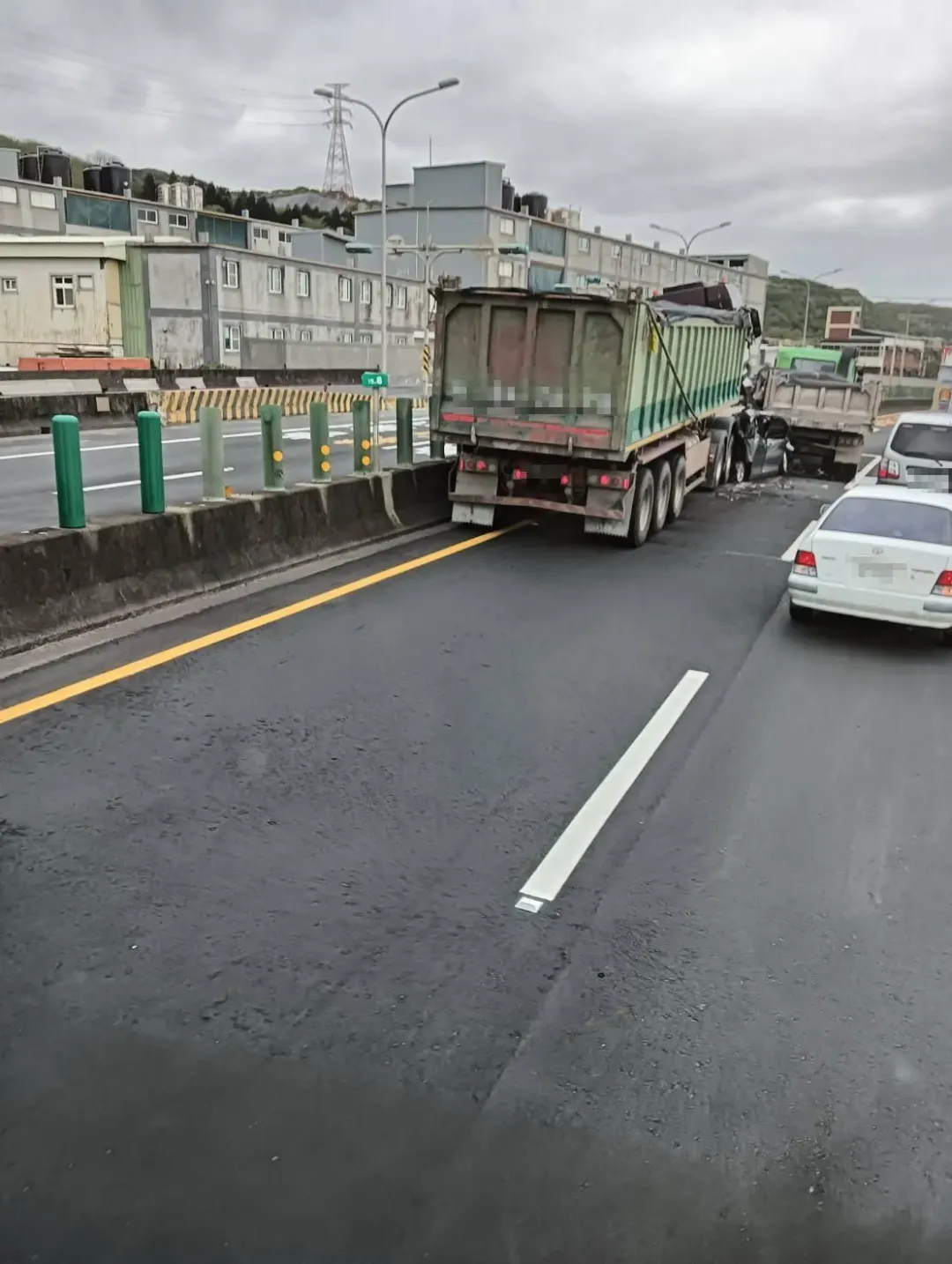 小轎車60多歲男駕駛命危搶救中。（圖／記者爆料網）