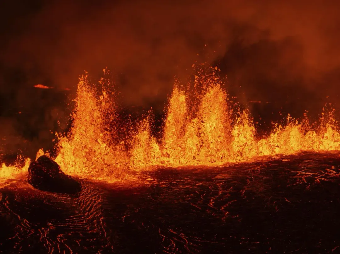 冰島火山20日噴發,岩漿沖上好幾層樓高。(圖/美聯社)