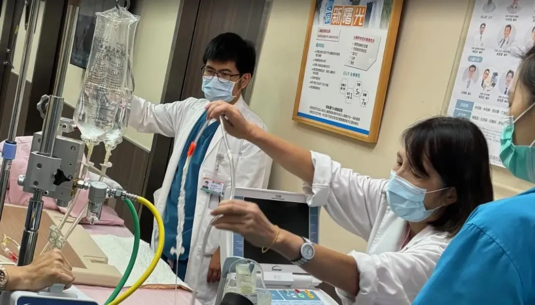 急性心肌梗塞死亡率最高可達四成，為了搶命，南投醫院與馬偕紀念醫院合作，在當地成立了24小時心導管治療團隊，希望南投的人民可以獲得更好的醫療救護。（圖／南投醫院提供）
