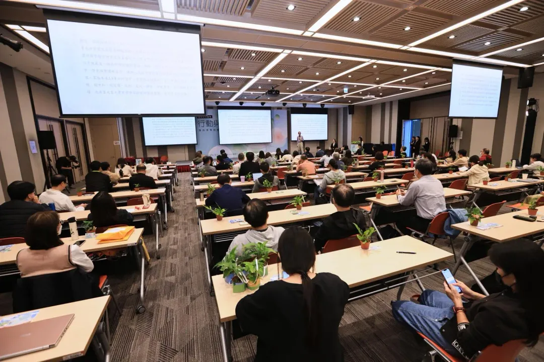 新北市行動與改變能源教育論壇現場貴賓與學員聚精會神聽講。
