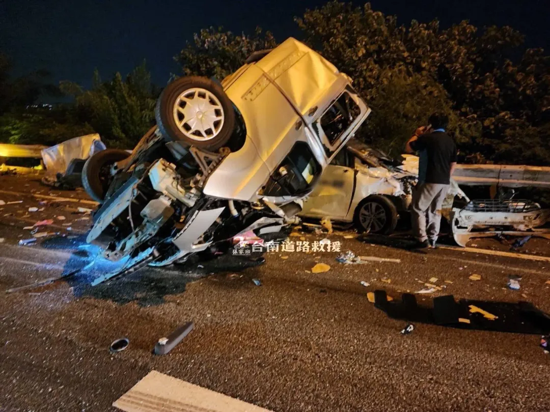 5車連環車禍。（圖／台南道路救援（張家班）提供）