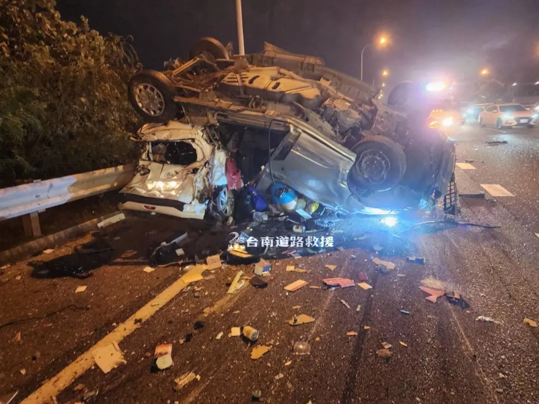 5車連環車禍。（圖／台南道路救援（張家班）提供）