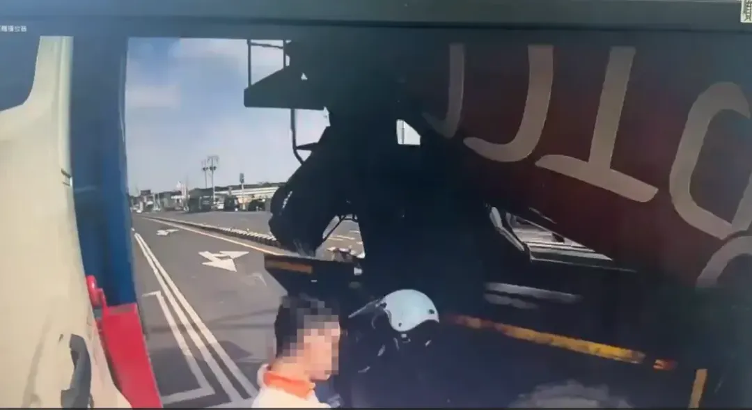騎士被2大車夾擊,安全帽噴飛。(圖/翻攝自記者爆料網)