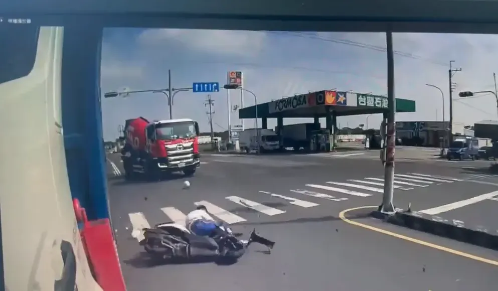 騎士連人帶車在地上翻滾。(圖/翻攝自記者爆料網)