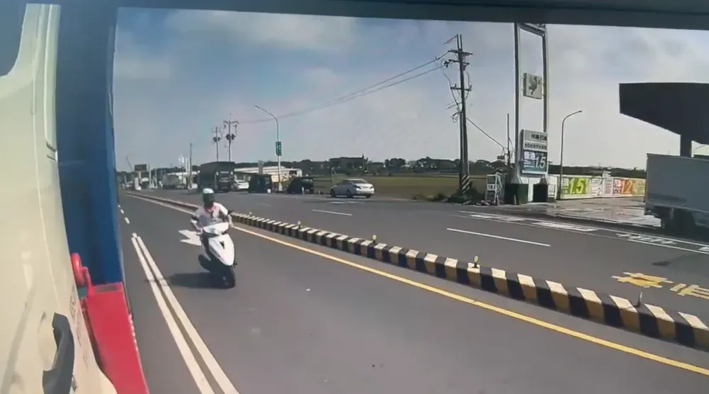 男騎士為了搶快左切到內側車道。(圖/翻攝自記者爆料網)