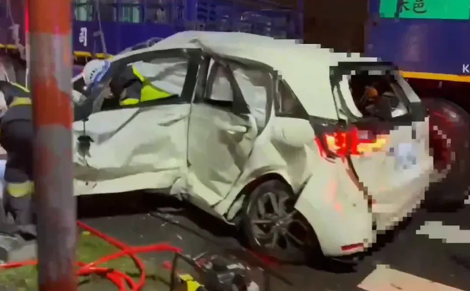 轎車被撞爛。(圖/警方提供)