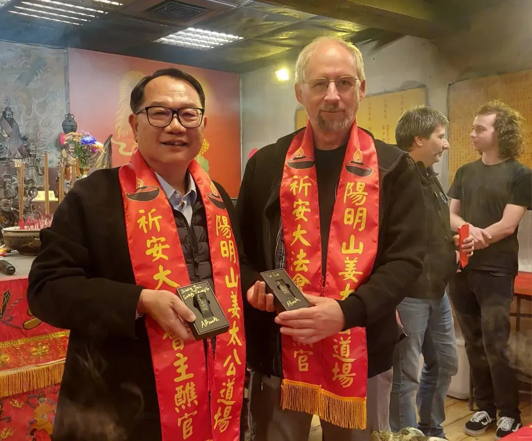 Adam Back致贈親筆簽名之比特幣錢包予姜太公道場主席羅世新。（圖／陽明山姜太公道場提供）