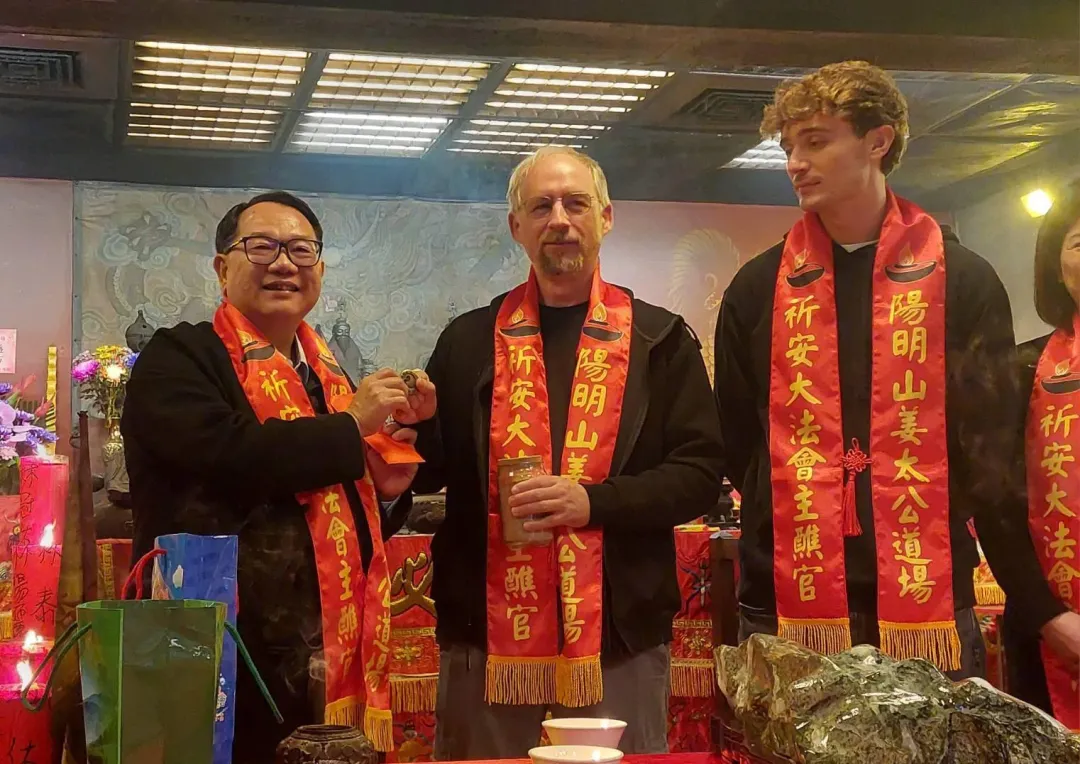 姜太公道場主席羅世新致贈Adam Back(中)魚幣錢母，祝福其事業蒸蒸日上。（圖／陽明山姜太公道場提供）