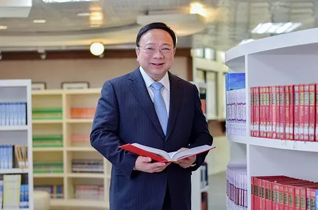 中華大學校長劉維琪說，董事願意把校地和剩餘財產捐給清大，讓半導體學院進駐。（圖／翻攝自中華大學官網）