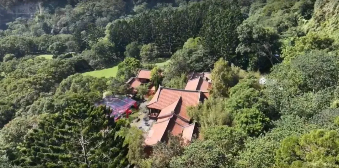 婚宴會場，原本的空地已經搭起採光罩，下方拉起紅色布幔，大紅燈籠掛了好幾串。（圖／中天新聞）