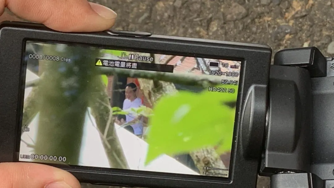 薄瓜瓜身穿白色T恤，展現男性陽剛氣息，妝髮方面似乎還沒有完成。（圖／翻攝畫面）