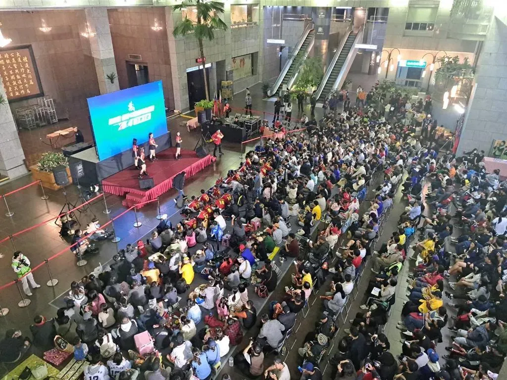 台北市府大樓架設大螢幕直轉播中日大戰，現場湧入人潮。（圖/報系資料照）