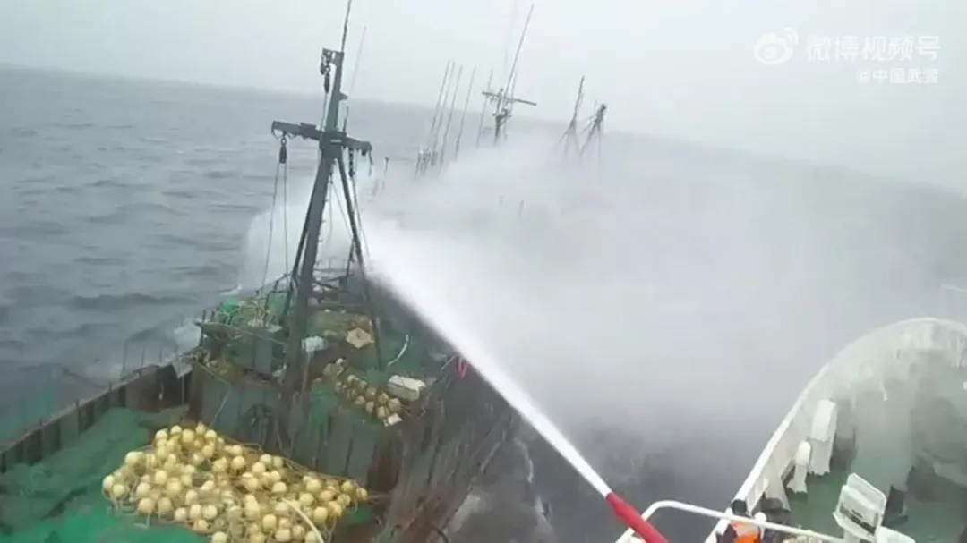 漁船違規拒檢屢撞石山艦遭水柱噴射。（圖／翻攝微博「中國武警」）