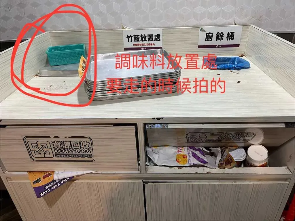 近日有網友指出，知名連鎖炸雞品牌頂呱呱的辣椒粉，竟然有黑色異物，一翻開竟然是蟑螂。（圖／翻攝臉書爆料公社）