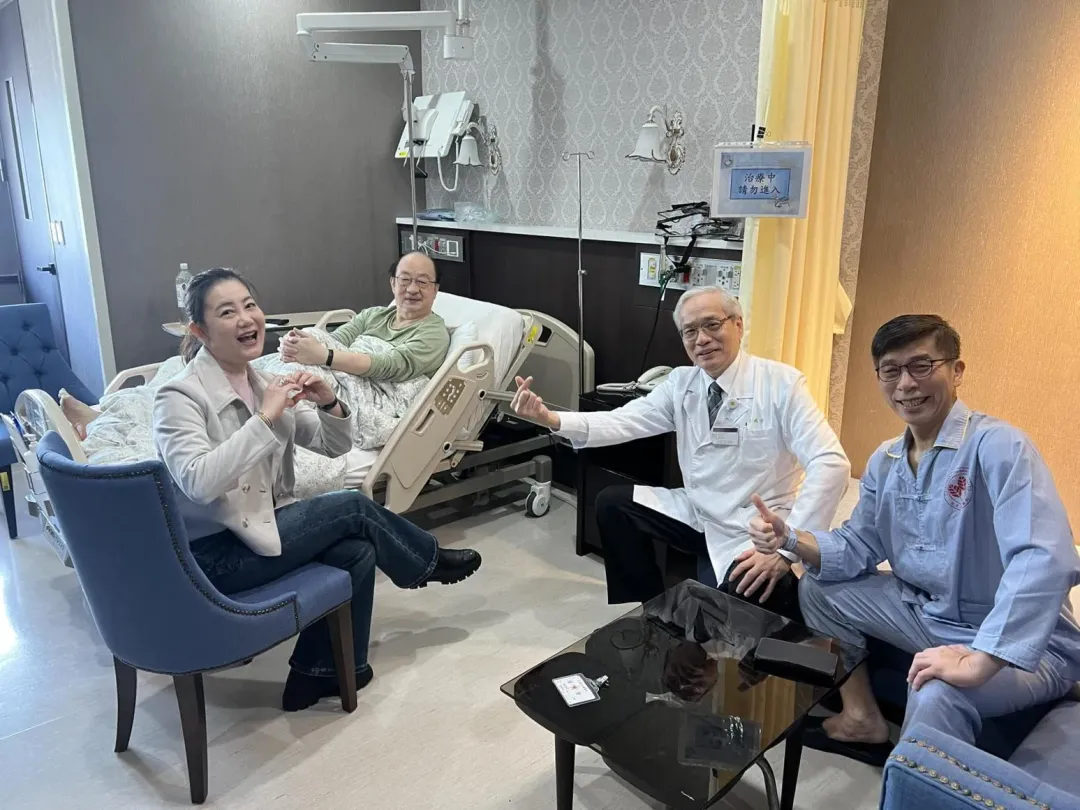 民進黨立院黨團幹事長吳思瑤今天前往醫院探視黨團總召柯建銘、立委鍾佳濱。(圖/取自吳思瑤臉書)
