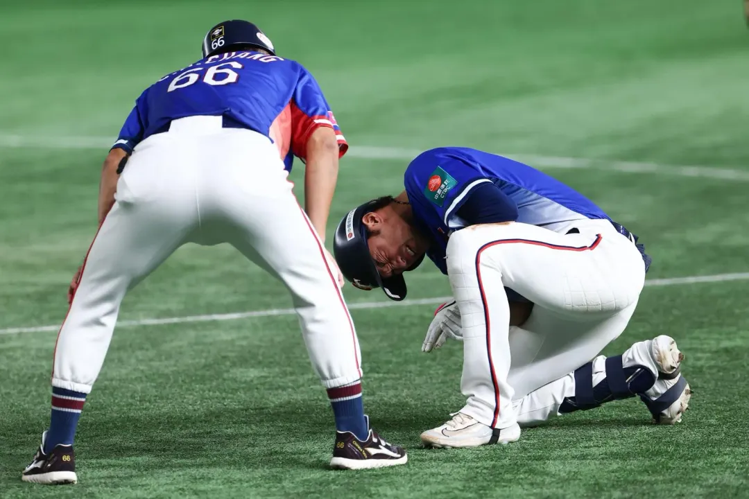 潘傑楷撲壘時不慎造成左小拇指脫臼提前退場。（圖／WBSC提供）
