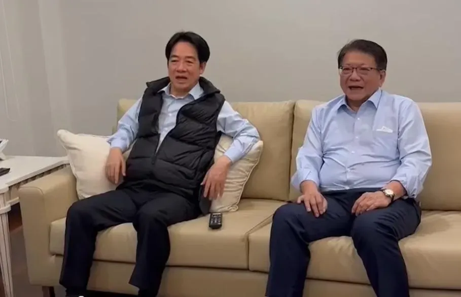 賴清德和潘孟安原本坐在沙發上看球賽。（圖／潘孟安臉書）