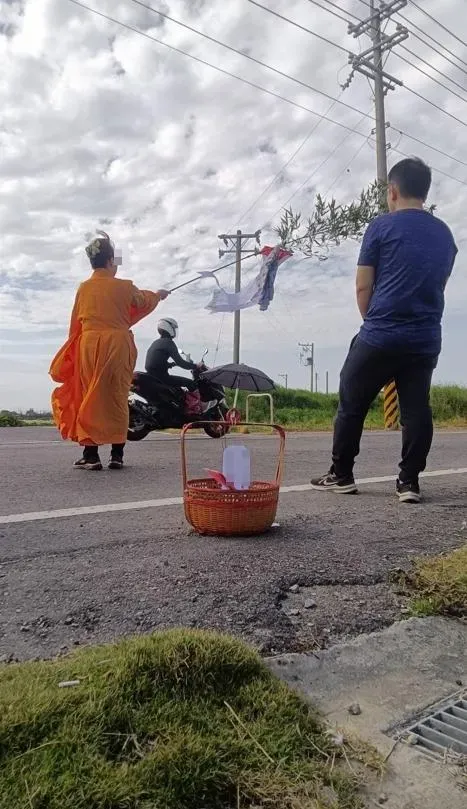 彰化男童陪爸路跑遭輾斃,家屬今日返回現場招魂。(圖/翻攝畫面)