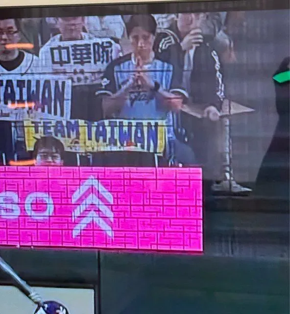 台灣洪姓球迷在台灣隊打擊時會比出全壘打結印，但9局下半日本隊進攻時就改施展雙殺結印。（圖／翻攝自PTT）