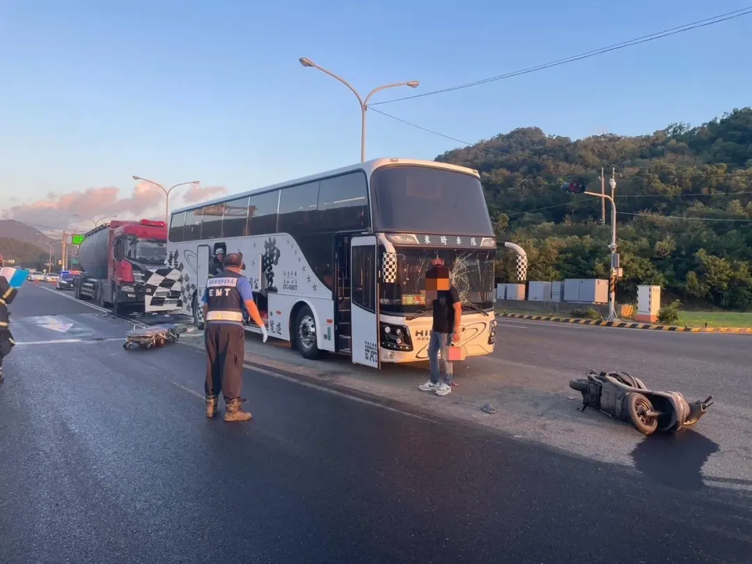 遊覽車追撞雙載機車。（圖／警方提供）