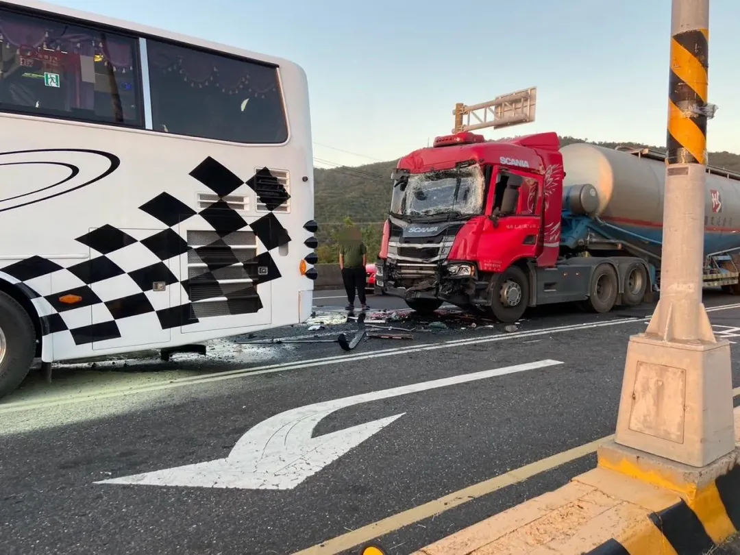 聯結車車頭凹陷。（圖／警方提供）
