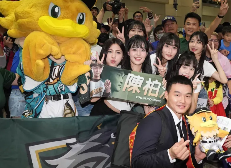 台鋼雄鷹啦啦隊跟投手陳柏清合影。（圖／翻攝自台鋼雄鷹臉書）
