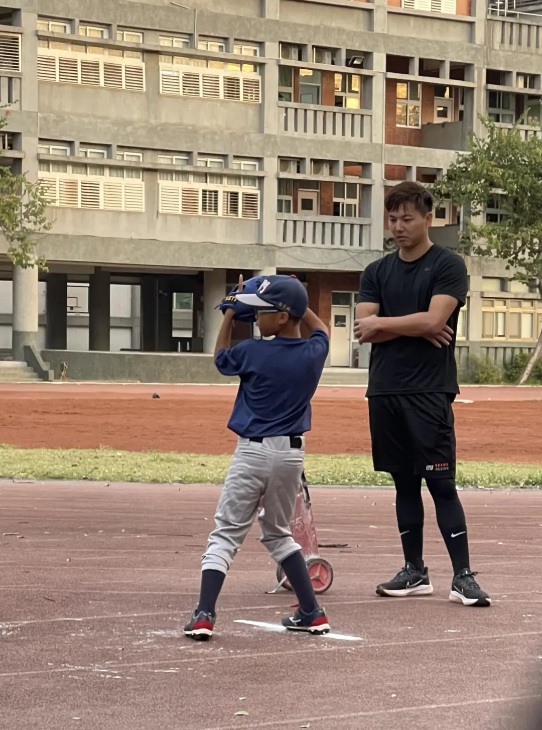 郭俊麟選手經常利用空檔時間回母校指導小學弟球技。（圖／教育處體健科提供）