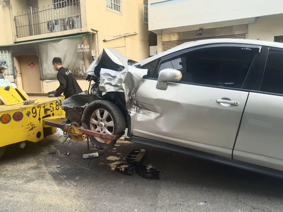 銀色轎車高速失控,狠狠地撞上圍牆。( 圖/中天新聞)