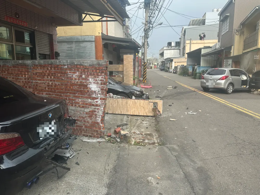 民宅門外停放的汽機車也遭到波及受損。(圖/中天新聞)