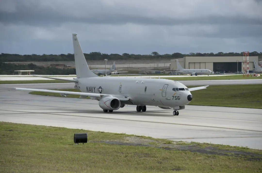 在關島安德森空軍基地滑行的P-8A巡邏機。(圖/美國海軍)