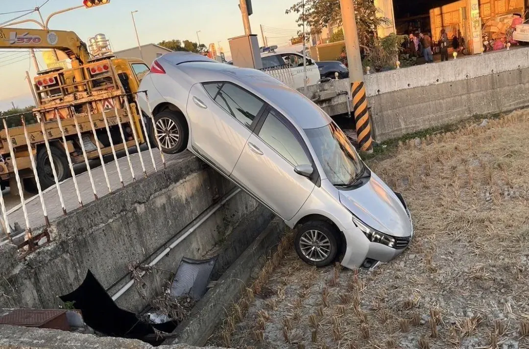 台中轎車插進田裡畫面曝。(圖/翻攝畫面)