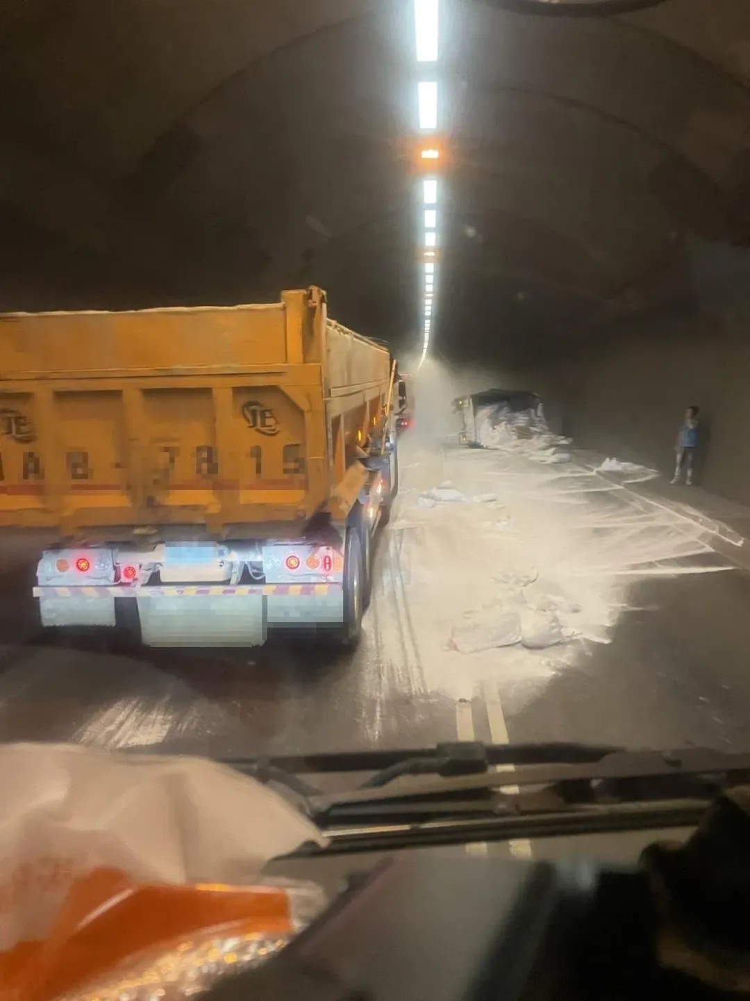 今（27）日上午10時許，又發生一台貨車不明原因翻覆，車上的白色粉末灑滿隧道。（圖／記者爆料網）