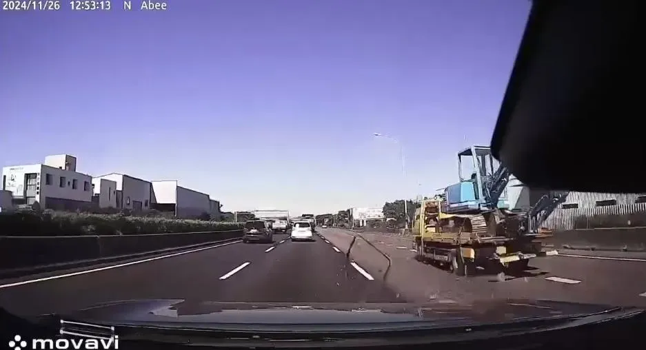 怪手窗框突然噴飛砸中後方2車。(圖/翻攝自社會事新聞影音)