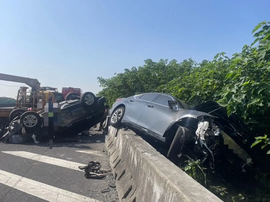 國道1號南向296公里台南下營路段發生一起2車車禍。(圖/翻攝畫面)