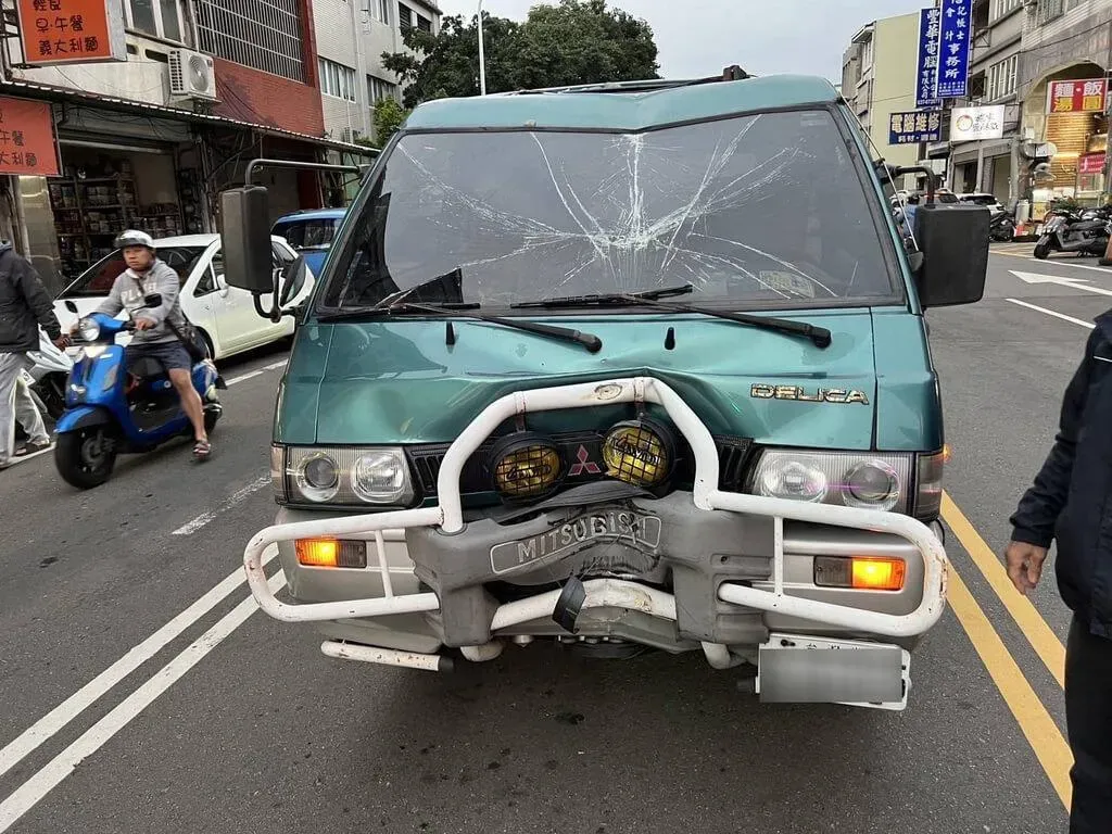 苗栗縣頭份市71歲李姓老翁26日下午駕車前往頭份國小接孫子放學，車輛突然暴衝撞斷1根水泥電桿，因撞擊力道猛烈車頭凹陷。（圖／警方提供）