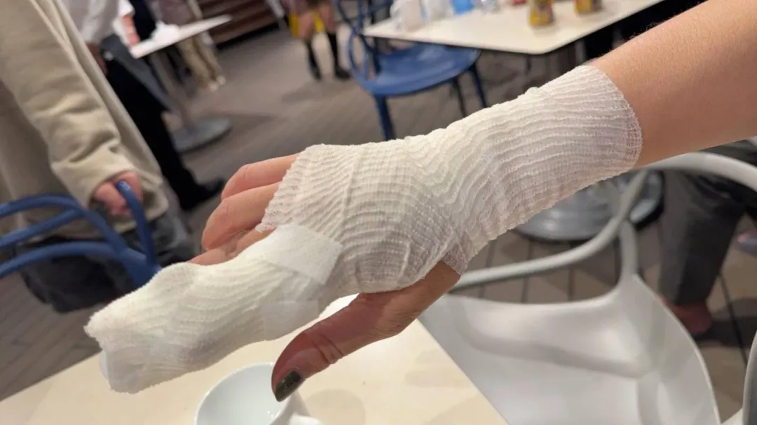 郵輪醫務室僅替傷者包紮傷口，要他們在靠岸期間另行就醫縫合傷口。（圖／中天新聞）