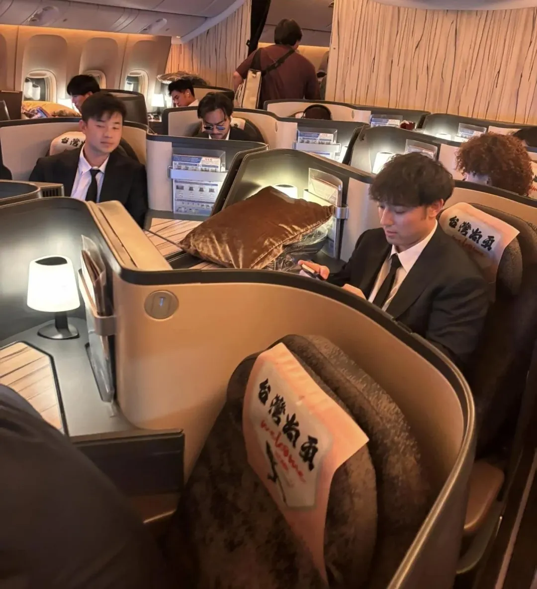 中華隊選手們在寬敞的商務艙得以好好休息,教練團的舉動讓球迷非常感動。(圖/Threads@im_matt_chen授權提供)