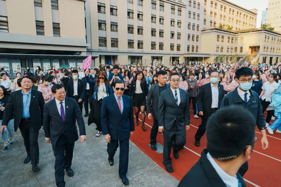 馬英九還邀請師生們明年一起來台和他參加日月潭泳渡。（圖／馬辦提供）