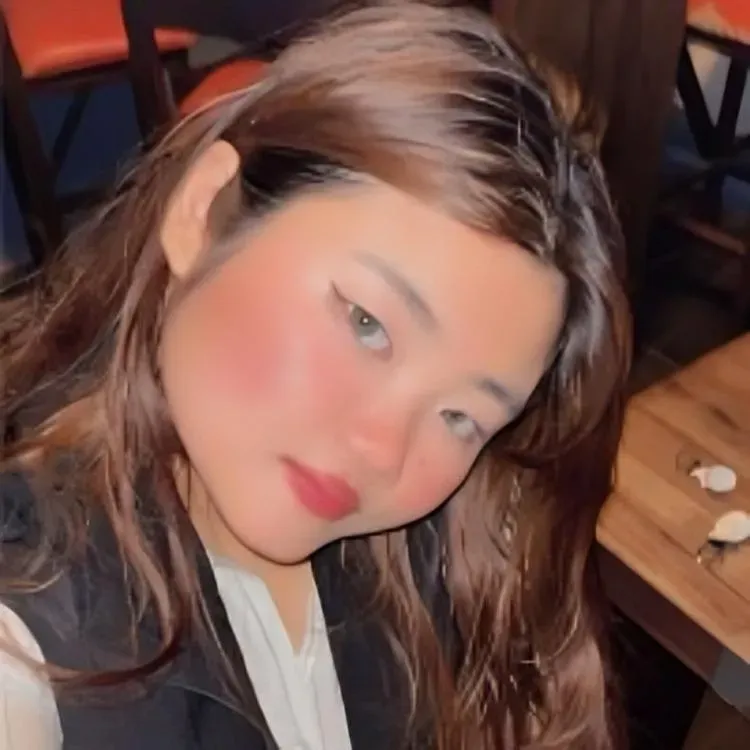 印度19歲網美瑪雅被公寓管理人員發現陳屍房內,全身多處刀傷,跟她同時入住的男友竟不知去向。(圖/翻攝自社群平台X)